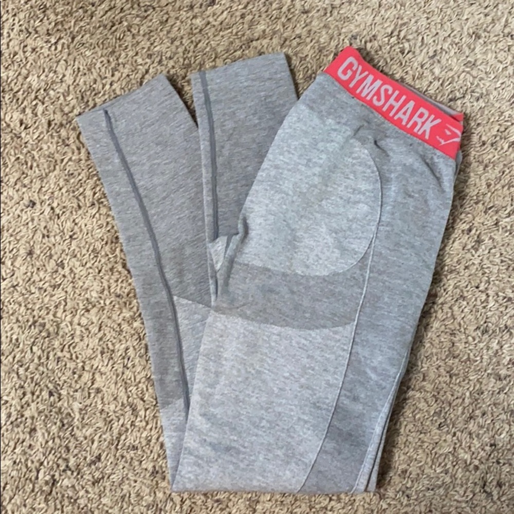 Gym shark leggings